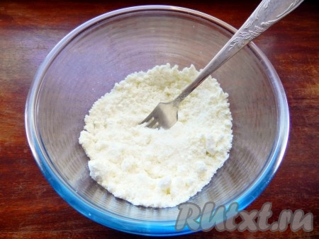 Смешать сухое молоко с сахаром и ванильным сахаром, растереть вилкой, чтобы не было комочков.
