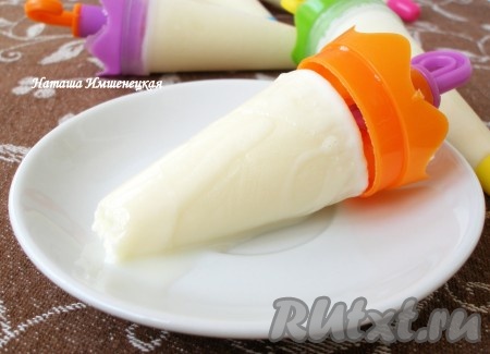 Мороженое, приготовленное из молока без добавления яиц и сливок, получается мягким, без ледяных кристалликов. Уверена, вкус этого лакомства многим напомнит мороженое, которое мы так любили покупать в детстве в бумажных стаканчиках.
