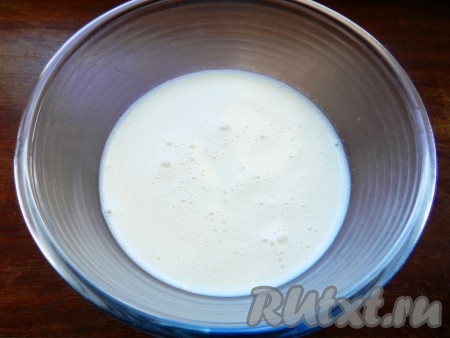 Должна получиться молочная масса, похожая на кисель. Перелить в ёмкость, пригодную для замораживания, остудить, накрыть плёнкой и убрать в морозилку на 20 минут. Затем достать и взбить содержимое миксером. Снова убрать на 20 минут в морозилку, а затем достать и снова взбить миксером.
