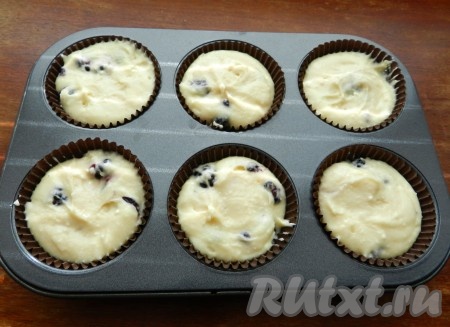 Готовое тесто разложить по формочкам для выпечки и поставить маффины с ягодами в нагретую до 180 градусов духовку на 25 минут.
