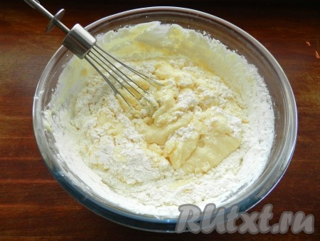 Постепенно всыпать муку с разрыхлителем.