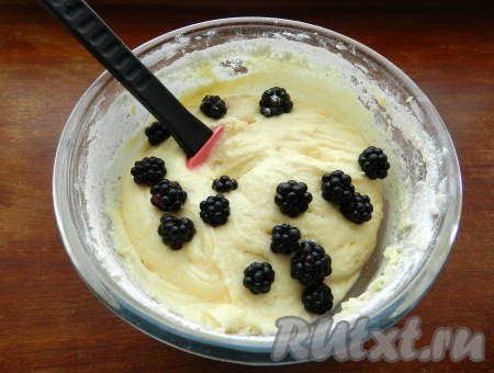 Ягоды вымыть, обсушить. Аккуратно с помощью лопатки вмешать ягоды в тесто.