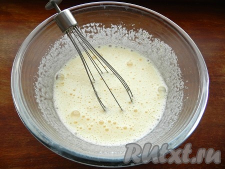Сливочное масло растопить и остудить. Яйца взбить с сахаром, влить растопленное масло и взбить.