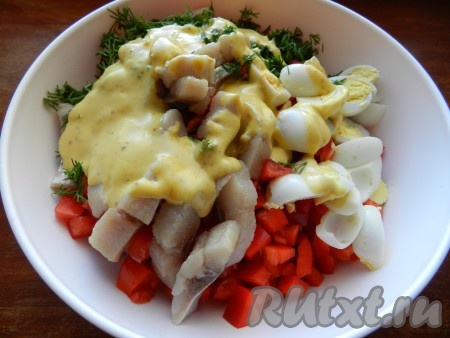 Посолить, поперчить по вкусу, заправить, перемешать.