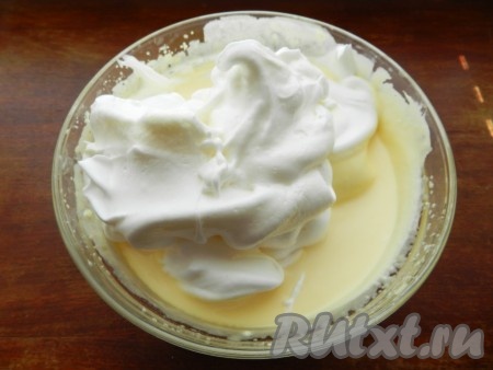 Аккуратно ввести взбитые белки в крем, перемешать.