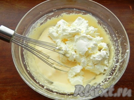 Добавить в желтки маскарпоне и перемешать до однородности.