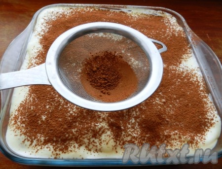 Через сито посыпать тирамису порошком какао. Форму с десертом накрыть пищевой пленкой или фольгой и убрать в холодильник на 4-5 часов или на ночь.