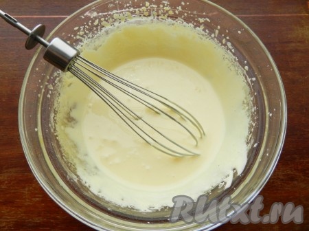 Затем снять с водяной бани и продолжить взбивать до остывания еще минуты 3-4, чтобы получилась светлая пышная масса.
