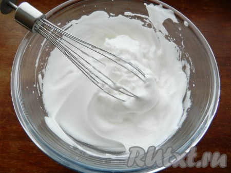 Охлажденные белки взбить в густую пену с оставшейся сахарной пудрой.