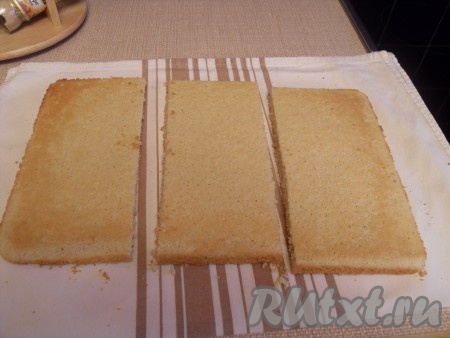 Разрезаем бисквит на 3 части.