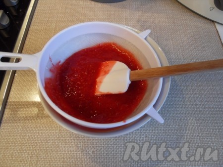 Протираем через сито, чтобы не было косточек, добавляем сахар.