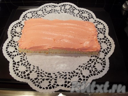 Промазываем первый и второй корж ягодно-масляным кремом.
