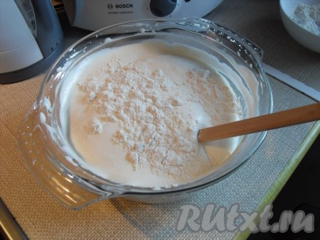 Снимаем смесь с водяной бани и аккуратно вмешиваем муку.