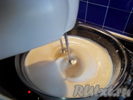 взбиваем непрерывно смесь миксером 8-10 минут.
