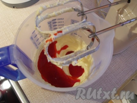 Порциями вводим малиновую массу. Взбиваем в пышный крем.
