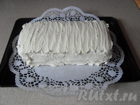 Обмазываем взбитыми сливками
