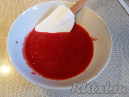 Протираем через сито, чтобы не было косточек, добавляем сахар.