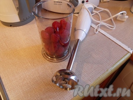 Из малины делаем пюре.
