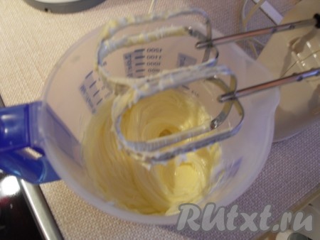 Сливочное масло комнатной температуры взбиваем в пышную массу.
