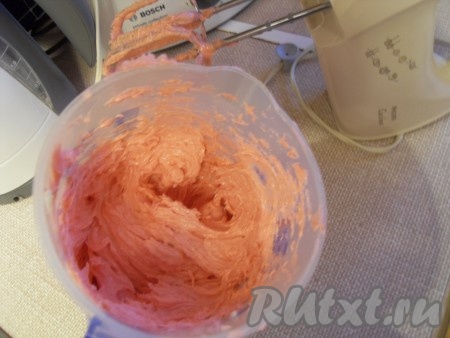 Порциями вводим малиновую массу. Взбиваем в пышный крем.