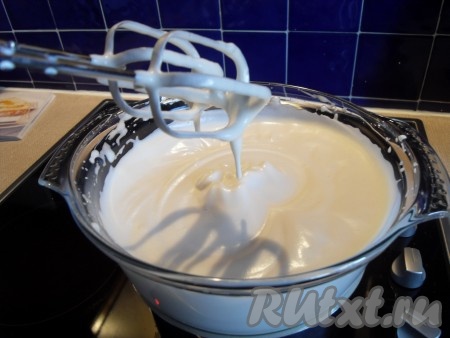 Должна получиться густая, воздушная смесь.