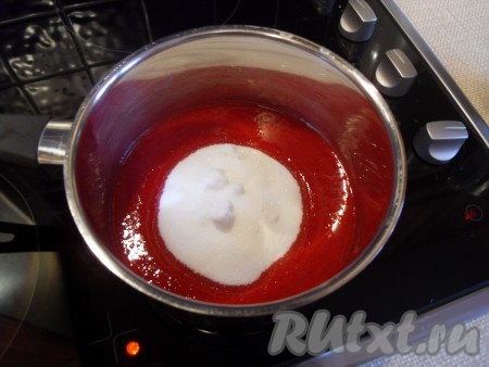 Ставим на огонь, медленно доводим до кипения, провариваем 3 минуты.
