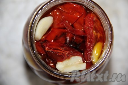 Банку (я взяла банку объёмом 300 миллилитров) заранее простерилизовать удобным способом. Крышку прокипятить в течение 3 минут с момента закипания воды. Готовые вяленые помидоры хорошо утрамбовать в простерилизованную сухую банку, а между слоями помидоров выложить очищенные и нарезанные на части 3 зубчика чеснока. На сковороде хорошо разогреть растительное масло. Залить вяленые помидоры растительным маслом, чтобы они все оказались под маслом. По этому рецепту из данного количества ингредиентов у меня вышла одна 300-миллилитровая баночка. С горячим маслом обращайтесь предельно аккуратно, его нельзя смешивать с водой, ведь от него на коже ожоги намного сильнее, чем от воды.