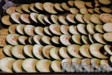 Выкладываем на противень, застеленный пекарской бумагой, и отправляем в разогретую до 180 градусов&nbsp;духовку на 20 минут.
