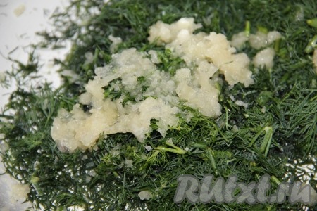 Порезанный укроп смешиваем с измельченным чесноком.
