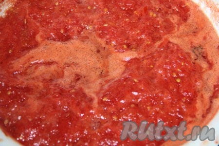 Для приготовления маринада помидоры натираем на терке, добавляем мед, уксус и соль по вкусу. Все хорошенько перемешиваем и доводим до кипения. Обязательно пробуем маринад на вкус, по необходимости добавляем соль и уксус.
