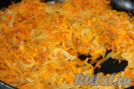 Лук мелко нарезаем, морковь натираем на терке и обжариваем на растительном масле до готовности.
