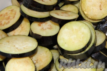 Баклажаны моем, нарезаем колечками. Смазываем их растительным маслом и слегка солим.