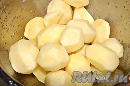 Картошку очистить.
