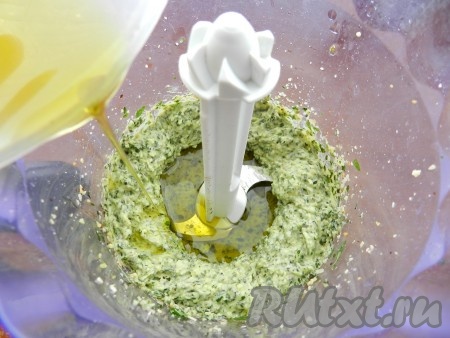 Влить оливковое масло и сок половины лимона. Тщательно пюрировать смесь, посолить и поперчить по вкусу.