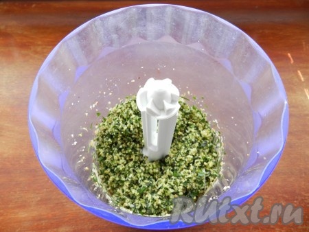 Орехи смолоть в блендере с мятой и чесноком, пропущенным через пресс.