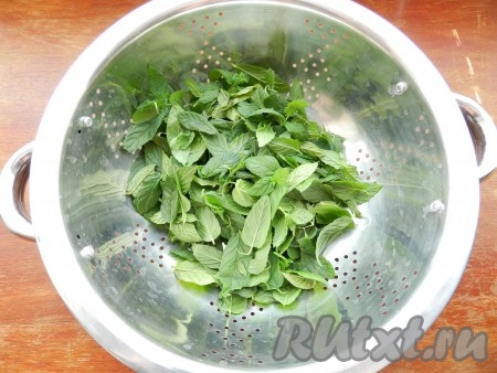 Листья мяты оборвать с веточек, промыть и обсушить.