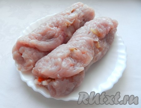 Скрутить филе рулетом. Так же поступить со вторым филе. Смешать муку и кунжут, в этой смеси запанировать свернутые рулеты из индейки и убрать их в холодильник на 30 минут.
