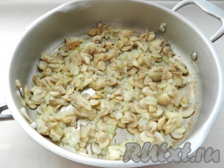 В сковороде разогреть немного масла и обжарить шампиньоны, чтобы испарилась вся жидкость. Лук мелко нарезать, добавить к грибам и обжарить все вместе до золотистого цвета.