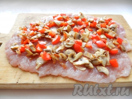 Отбитое филе посолить, поперчить, выложить начинку по всей поверхности.