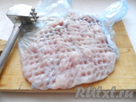Филе индейки  накрыть пленкой и отбить, аккуратно, чтобы не порвать.