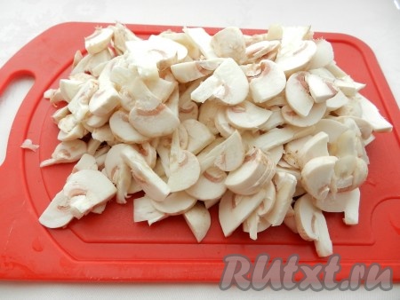 Шампиньоны вымыть и нарезать пластинками.