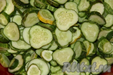 Огурцы нарезаем  ломтиками.