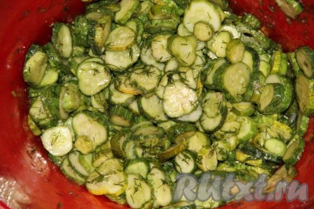 К огурцам добавляем все остальные ингредиенты: масло, уксус, сахар, соль, перец, зелень и выдавленный чеснок. Все перемешиваем и оставляем на 4 часа, чтобы наши огурчики пустили сок и настоялись. Пока огурцы настаиваются, мы займемся приготовлением банок. Банки моем и стерилизуем над паром, крышки заливаем кипятком. Простерилизованные банки накрываем крышками и оставляем для дальнейшего использования.
