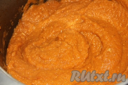 В конце приготовления добавляем томатную пасту и выдавленный чеснок. Блендером взбиваем нашу домашнюю икру из кабачков и отправляем на огонь еще на 20 минут.
