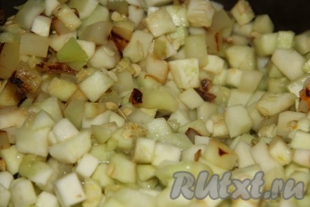 Кабачки нарезаем мелкими квадратиками и обжариваем на растительном масле отдельно от лука с морковью.
