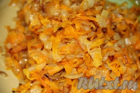 Порезанный лук и натертую на терке морковь обжариваем на растительном масле.
