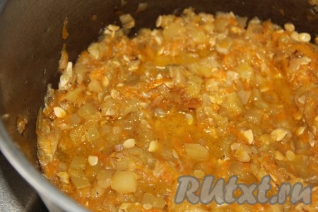 Морковь с луком и кабачки смешиваем, тушим 1 час на маленьком огне, периодически помешивая. В середине приготовления солим и перчим наши овощи.
