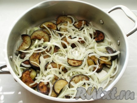 Когда баклажаны достаточно обжарятся, добавить в сковороду лук, по вкусу посолить и поперчить и обжарить все вместе до золотистого цвета лука, переложить баклажаны с луком в другую посуду.
