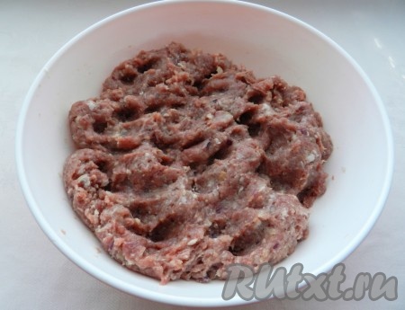 Фарш тщательно вымесить, по вкусу посолить и поперчить.