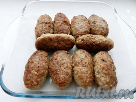 Запанировать котлеты в муке и обжарить в сковороде с двух сторон до румяной корочки. Затем переложить котлеты в форму для запекания.
